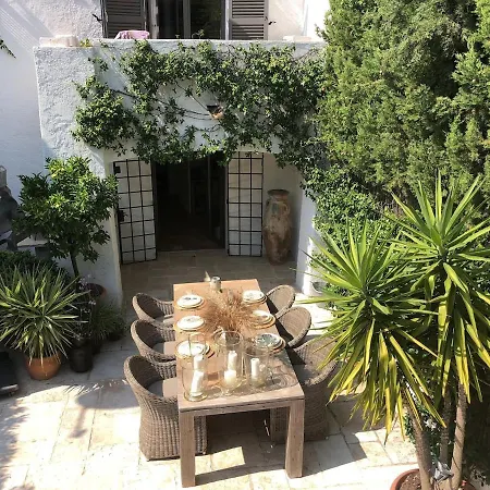 Апартаменти Tropezian Arty House *